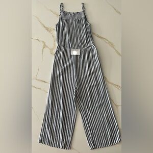 Size medium jumpsuit for sale. Good condition - don’t think it’s ever been worn.